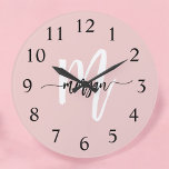 Reloj Redondo Grande Monograma de Rubor rosado moderno con guión de gaf<br><div class="desc">Controle el tiempo con estilo con el reloj grande del monograma Rubor Pink Modern Script Girly. Este elegante reloj cuenta con un suave fondo rosado y un monograma personalizado con un moderno tipo de letra de escritura, lo que lo convierte en una moda adicional a cualquier habitación. Los números grandes...</div>