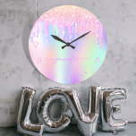 Reloj Redondo Grande Monograma del arco iris de goteo del purpurina de<br><div class="desc">Un fondo holográfico de moda con colores pastel de unicornio y arcoiris en rosa, violeta, dorado rosa, verde menta. Decorado con goteo falso purpurina en oro rosa, rosa y morado. Personalice y agregue un nombre, escrito con un estilo de escritura con letras a mano moderno y con cambios. Letras de...</div>