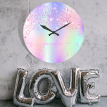 Reloj Redondo Grande Monograma del arco iris del purpurina del unicorni<br><div class="desc">Un fondo holográfico de moda con colores pastel de unicornio y arcoiris en rosa, violeta, dorado rosa, verde menta. Decorada con polvo falso purpurina en rosa y morado. Personalice y agregue un nombre, escrito con un estilo de escritura con letras a mano moderno y con cambios. Letras de color rosa....</div>