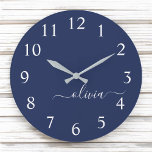 Reloj Redondo Grande Monograma del guión moderno azul de la Marina<br><div class="desc">Reloj de nombres de monograma de escritura simple azul y blanco de la marina. Esto hace que el dulce perfecto cumpleaños 16,  boda,  ducha de novia,  aniversario,  ducha de bebé o fiesta de soltera sea regalo para alguien que ama el lujo glam y los estilos de moda.</div>
