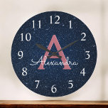 Reloj Redondo Grande Monograma del Purpurina de espuma de oro azul y Ro<br><div class="desc">Nombre del Monograma del Purpurina de la escoba de oro azul marino y rosa rosa y reloj de pared de servicio inicial. El Wall Clock es el regalo perfecto para alguien que ama el oro rosa rosado y el purpurina brillante azul medianoche.</div>