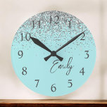 Reloj Redondo Grande Monograma del Purpurina Girly Aqua Blue Silver<br><div class="desc">Girly Aqua Blue y Silver Sparkle Purpurina Cepillado Script Monograma Reloj. Esto hace que el dulce perfecto cumpleaños 16,  boda,  ducha de novia,  aniversario,  ducha de bebé o fiesta de soltera sea regalo para alguien que ama el lujo glam y los estilos de moda.</div>