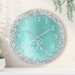 Reloj Redondo Grande Monograma del Purpurina plateado Metalizado cepill<br><div class="desc">Personaliza fácilmente este diseño de reloj de pared de moda de moda con purpurina brillante de bonito plateado sobre un verde azulado fondo metálico cepillado.</div>