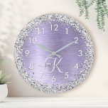 Reloj Redondo Grande Monograma del Purpurina plateado Metalizado cepill<br><div class="desc">Personaliza fácilmente este diseño de reloj de pared de moda de moda con purpurina brillante de bonito plateado sobre un fondo metálico morado.</div>