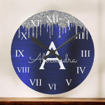 Reloj Redondo Grande Monograma Metalizado cepillado con Purpurina azul<br><div class="desc">El Relieve metalizado Silver y Navy Blue Faux Metallic Sparkle Purpurina Cepillado Monograma Metalizado y Reloj Pared de Lujo Inicial. Esto hace el regalo perfecto dulce de 16 años, boda, ducha de novia, aniversario, ducha de bebé o fiesta de soltera para alguien que ama el lujo glam y los estilos...</div>