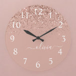 Reloj Redondo Grande Monograma monograma de guion de Purpurina rosa de<br><div class="desc">Reloj de nombres de monograma con guión rosado del Purpurina de espuma rosada de Rubor Gold Rosa. Esto hace que el dulce perfecto cumpleaños 16, boda, ducha de novia, aniversario, ducha de bebé o fiesta de soltera sea regalo para alguien que ama el lujo glam y los estilos de moda....</div>