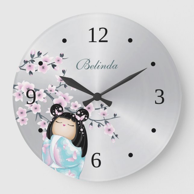Reloj Redondo Grande Monograma plateado de muñeca Kokeshi y flores de c (Anverso)