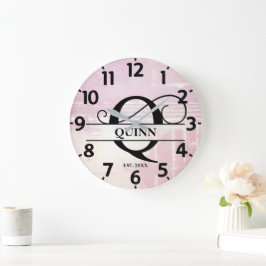 Reloj Redondo Grande Monograma Q de Lavanda Pálida Deteriorada