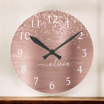 Reloj Redondo Grande Monograma Rosa Metalizado de Purpurina rosa dorado<br><div class="desc">Oro Rosa - Purpurina De Espuma Metálica De Relieve metalizado De Faux Rosado De Rubor Cepillado Monograma Metalizado Reloj De Nombre. Esto hace que el dulce perfecto cumpleaños 16, boda, ducha de novia, aniversario, ducha de bebé o fiesta de soltera sea regalo para alguien que ama el lujo glam y...</div>