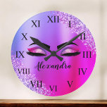 Reloj Redondo Grande Monograma rosa morado Purpurina Eyelashes modernos<br><div class="desc">Purpurina de espuma metálica de Relieve metalizado de imitación morado y rosa se cepillaron el nombre Metalizado del monograma y las pestañas iniciales (pestañas), extensiones de pestañas y un pequeño reloj decorativo. El diseño hace que el dulce perfecto cumpleaños 16, boda, ducha de novia, aniversario, ducha de bebé o despedida...</div>