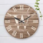 Reloj Redondo Grande Monograma rústico Personalizado de granja Nombre f<br><div class="desc">Nombre de la familia personalizada, monograma y reloj de pared moderna y rústica establecido por el año en un diseño de estilo de casa de campo moderno con cara de reloj numérico romano y diseño de fondo de madera clara y blanco. Un regalo perfecto para recién casados, bodas o regalos...</div>