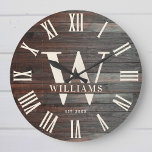 Reloj Redondo Grande Monograma rústico Personalizado de granja Nombre f<br><div class="desc">Nombre de la familia personalizada, monograma y reloj de pared moderna y rústica establecido por el año en un diseño de estilo de casa de campo moderno con cara de reloj numérico romano y diseño de fondo de tablero de madera oscura / shiplap. Un regalo perfecto para recién casados, bodas...</div>