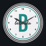Reloj Redondo Grande Monograma verde azulado blanco y negro personaliza<br><div class="desc">Un reloj de pared personalizado audaz, moderno y personalizado para hombres y mujeres. Los círculos negros y verde azulados audaces resaltan un monograma de color verde azulado de gran tamaño y una letra de escritura manual informal de primer nombre en negro. Otros colores, estilos y diseños disponibles en la tienda...</div>