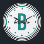 Reloj Redondo Grande Monograma verde azulado blanco y negro personaliza<br><div class="desc">Un reloj de pared personalizado audaz, moderno y personalizado para hombres y mujeres. Los círculos negros y verde azulados audaces resaltan un monograma de color verde azulado de gran tamaño y una letra de escritura manual informal de primer nombre en negro. Otros colores, estilos y diseños disponibles en la tienda...</div>