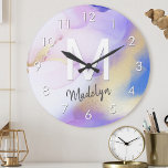 Reloj Redondo Grande Morado acuarela Abstract Girly Luxury Monograma<br><div class="desc">Personaliza fácilmente este estilo glamoroso de pintura de acuarela lila abstracta y el fondo falso de pulverización dorada con tus detalles personalizados.</div>