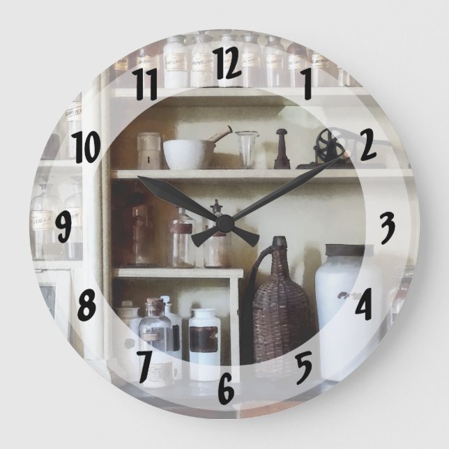 Reloj Redondo Grande Mortero y Pestle y botellas en estanterías (Anverso)