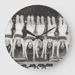 Reloj Redondo Grande Mostrar chicas en bares de monos, diseño juguetón.