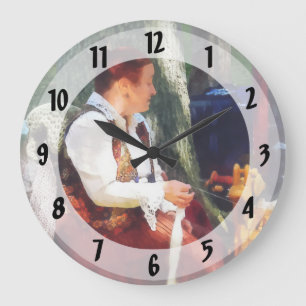 Reloj Redondo Grande Mujer hilando hilo en el mercado de pulgas