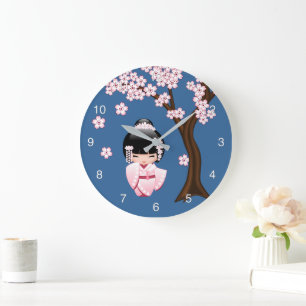 Reloj Redondo Grande Muñeca Kokeshi Kawaii de Kimono Rosa sobre Azul
