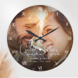 Reloj Redondo Grande Muro fotográfico moderno<br><div class="desc">Celebra el amor eterno con este reloj grande de pared de fotos Personalizado. Con una de sus fotos favoritas, un guión elegante y números romanos clásicos, es un conservador moderno y único para recién casados o como regalo de compromiso. Si quieres ayudar a personalizarlo para hacerlo verdaderamente especial, avísenme. ¡Me...</div>