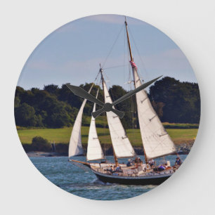 Reloj Redondo Grande Navegando en Newport, Rhode Island, EE. UU.