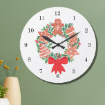 Reloj Redondo Grande Navidades del Hombre del Gingerbread<br><div class="desc">Este encantador reloj de pared está decorado con una acuarela de una corona de Navidades decorada con galletas de jengibre y follaje de temporada. Acuarela original © Michele Davies.</div>