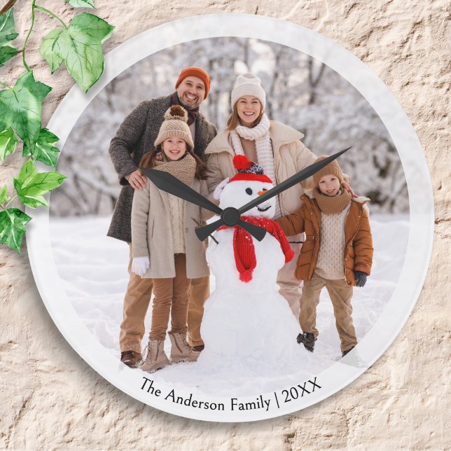 Reloj Redondo Grande Navidades personalizados de fotos familiares de in (A Christmas clock to personalize with a favorite photo, along with your name(s) and the year)