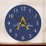 Reloj Redondo Grande Navy Blue Gold Modern Script Girly Monograma Nombr<br><div class="desc">Reloj de nombres de monograma de escritura simple azul marino y oro. Esto hace que el dulce perfecto cumpleaños 16,  boda,  ducha de novia,  aniversario,  ducha de bebé o fiesta de soltera sea regalo para alguien que ama el lujo glam y los estilos de moda.</div>