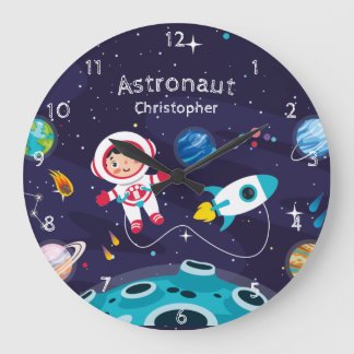 Reloj Redondo Grande Niña astronauta en la luna, nombre monogramado