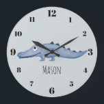 Reloj Redondo Grande Niños color de agua azul Crocodile Safari nombre N<br><div class="desc">Este fresco y lindo reloj de niños/bebés presenta un cocodrilo color azul acuático,  y espacio para el nombre de tu pequeño niño,  y sería una perfecta adición a la guardería o habitación para niños de tu bebé. Mira el resto de nuestra colección para otros animales de safari azul!</div>