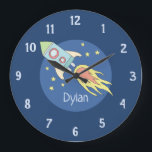 Reloj Redondo Grande Niños Colorful Rocket Ship Space and Name Nursery<br><div class="desc">Este precioso reloj infantil presenta un hermoso y colorido barco de cohetes dibujado a mano en el espacio exterior. El diseño también incluye un lugar para que añadas el nombre de tus hijos varones. Perfecto para niños pequeños o para niños,  o para un vivero.</div>