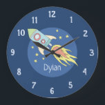 Reloj Redondo Grande Niños Colorful Rocket Ship Space and Name Nursery<br><div class="desc">Este precioso reloj infantil presenta un hermoso y colorido barco de cohetes dibujado a mano en el espacio exterior. El diseño también incluye un lugar para que añadas el nombre de tus hijos varones. Perfecto para niños pequeños o para niños,  o para un vivero.</div>