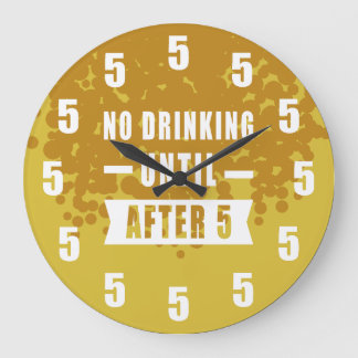 Reloj Redondo Grande No Beber Hasta Después de las 5 - Textura de Cerve