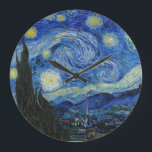 Reloj Redondo Grande Noche estrellada, 1889, por Vincent van Gogh<br><div class="desc">Noche estrellada,  1889,  por Vincent van Gogh. Se ve desde la ventana de la sala de asilo de Saint-Rémy-de-Provence,  orientada al este,  justo antes de la salida del sol,  con la adición de un pueblo imaginario.</div>
