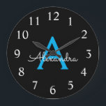 Reloj Redondo Grande Nombra de monograma de guión azul negro<br><div class="desc">Reloj de nombres de monograma de escritura simple azul y negro. Esto hace que el dulce perfecto cumpleaños 16,  boda,  ducha de novia,  aniversario,  ducha de bebé o fiesta de soltera sea regalo para alguien que ama el lujo glam y los estilos de moda.</div>