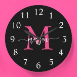 Reloj Redondo Grande Nombra de Monograma del guión moderno rosado calie<br><div class="desc">Haz una declaración audaz en tu espacio con nuestro Hot Pink Moderne Script Girly Monograma Nombre grande Reloj! Este reloj, con un vibrante diseño rosa caliente y personalizado con su nombre en un guión moderno y elegante, añade un toque elegante y personal a cualquier habitación. Perfecto para dormitorios, oficinas o...</div>