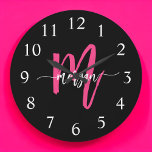 Reloj Redondo Grande Nombra de Monograma del guión moderno rosado calie<br><div class="desc">Haz una declaración audaz en tu espacio con nuestro Hot Pink Moderne Script Girly Monograma Nombre grande Reloj! Este reloj, con un vibrante diseño rosa caliente y personalizado con su nombre en un guión moderno y elegante, añade un toque elegante y personal a cualquier habitación. Perfecto para dormitorios, oficinas o...</div>