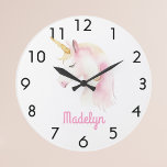 Reloj Redondo Grande Nombre blanco rosa unicornio<br><div class="desc">Un fondo blanco decorado con una bonita cara de unicornio en blanco y rosa. Personalice y agregue un nombre,  letras rosas.</div>