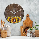Reloj Redondo Grande Nombre de familia de girasol y madera rústica<br><div class="desc">Diseño divertido y personalizado. Hace el regalo perfecto para una casa caliente,  boda o cualquier ocasión!</div>