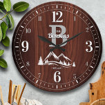 Reloj Redondo Grande Nombre de familia de la montaña<br><div class="desc">Diversión,  nombre familiar personalizado y diseño de monograma. Hace el regalo perfecto para una casa caliente,  boda o cualquier ocasión! Picos de montaña nevados de invierno y pinos en un profundo y rico panel falso de madera de arce.</div>