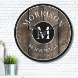 Reloj Redondo Grande Nombre de familia monograma de madera rústica<br><div class="desc">Este reloj rústico es la adición perfecta a su casa de playa familiar, casa de lago, sala de juegos, cueva masculina y más. Incluye un audaz monograma inicial en el centro, con el nombre de su familia elegantemente mostrado en la parte superior. La parte inferior dice "Beach House", pero se...</div>