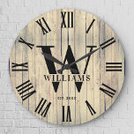 Reloj Redondo Grande Nombre de familia personalizado granja rústica<br><div class="desc">Reloj de pared personalizado con nombre de familia, monograma y año de establecimiento en un diseño de estilo granja moderno y rústico con reloj de numeración romana y diseño de tablón de madera blanca ligera / revestimiento de fondo. Regalo perfecto para recién casados, boda o regalo de inauguración o regalo...</div>