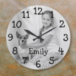 Reloj Redondo Grande Nombre de foto en blanco y negro personalizado<br><div class="desc">Perfecto para guarderías,  dormitorios o cualquier habitación en su casa. Un diseño divertido que puedes personalizar con el nombre y la foto de un ser querido para crear un regalo único. Diseñado por Thisisnotme©</div>