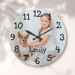 Reloj Redondo Grande Nombre de foto personalizado<br><div class="desc">Perfecto para guarderías,  dormitorios o cualquier habitación en su casa. Un diseño divertido que puedes personalizar con el nombre y la foto de un ser querido para crear un regalo único. Diseñado por Thisisnotme©</div>