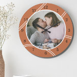 Reloj Redondo Grande Nombre de la familia de fotos del personalizado<br><div class="desc">Este moderno reloj de pared está decorado con motivos geométricos en terracota y blanco. Personalizable fácil con tu foto y nombre.</div>