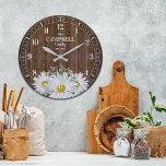 Reloj Redondo Grande Nombre de la familia Rustic Shasta Daisy<br><div class="desc">Diseño divertido y personalizado. Hace el regalo perfecto para una casa caliente,  boda o cualquier ocasión!</div>