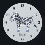Reloj Redondo Grande Nombre de la guardería de safari zebra azul del ni<br><div class="desc">Este fresco y lindo reloj para niños/bebés tiene una cebra azul de color azul y brillante,  y sería una adición perfecta a la guardería o habitación de tu pequeño. Mira el resto de nuestra colección de otros animales de safari de niños lindos azules!</div>