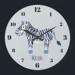 Reloj Redondo Grande Nombre de la guardería de safari zebra azul del ni<br><div class="desc">Este fresco y lindo reloj para niños/bebés tiene una cebra azul de color azul y brillante,  y sería una adición perfecta a la guardería o habitación de tu pequeño. Mira el resto de nuestra colección de otros animales de safari de niños lindos azules!</div>