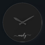 Reloj Redondo Grande Nombre de monograma de escritura moderna en blanco<br><div class="desc">Nombre de monograma de script simple en blanco y negro. Esto hace que el dulce perfecto cumpleaños 16,  boda,  ducha de novia,  aniversario,  ducha de bebé o fiesta de soltera sea regalo para alguien que ama el lujo glam y los estilos de moda.</div>