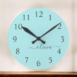 Reloj Redondo Grande Nombre de Monograma del Guión Azul Verde azulado M<br><div class="desc">Reloj de nombres de monograma de escritura simple Verde azulado Aqua Blue. Esto hace que el dulce perfecto cumpleaños 16,  boda,  ducha de novia,  aniversario,  ducha de bebé o fiesta de soltera sea regalo para alguien que ama el lujo glam y los estilos de moda.</div>